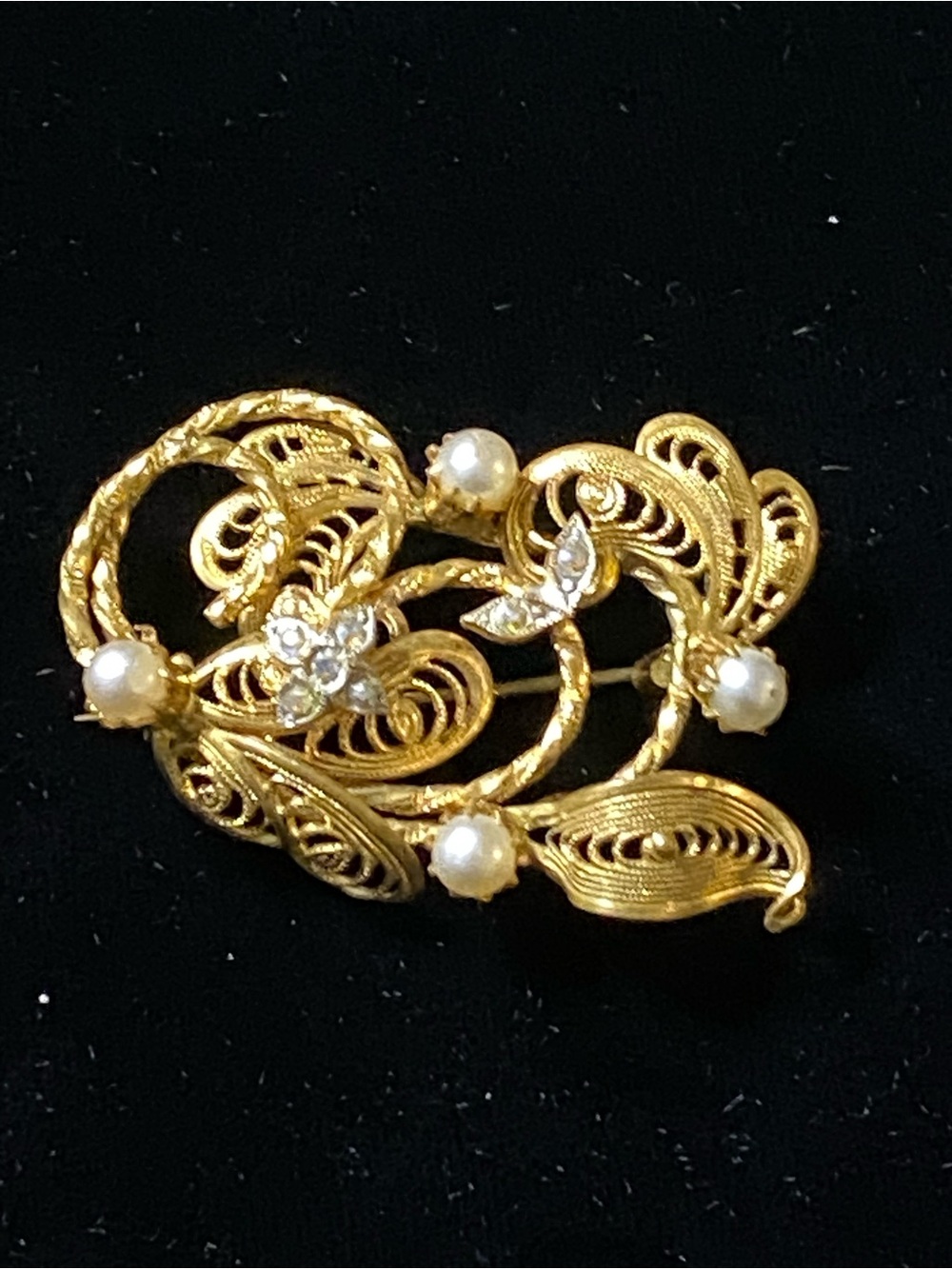 Elegant Gold-Tone Filigree Brooch with Pearls